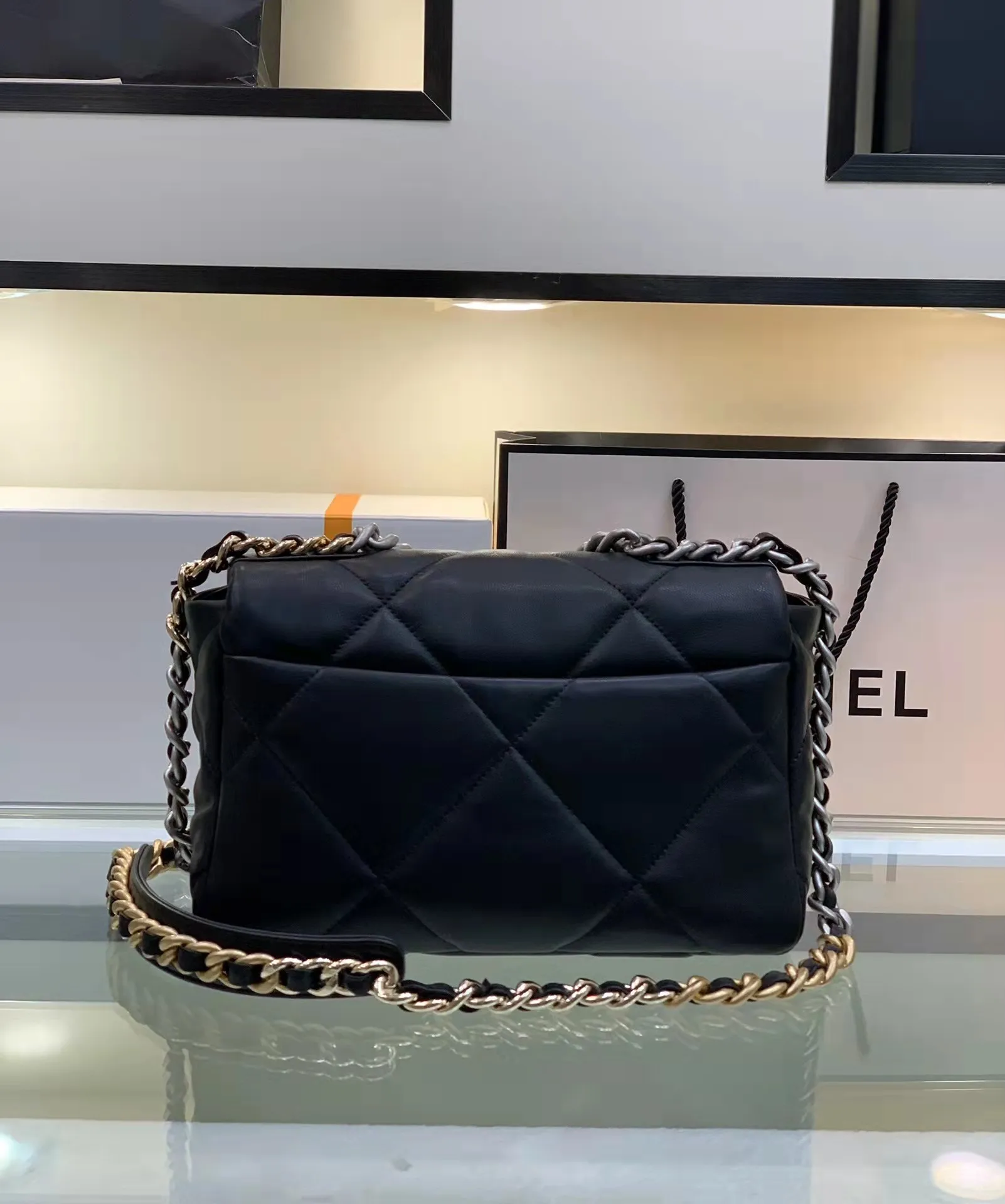 2021 Luxury Handbags Guangdong high-end luxury bags top quality pure handmade leather female bag cross-lung shoulder bag, Black
2021 Luxury Handbags Guangdong high-end luxury bags top quality pure handmade leather female bag cross-lung shoulder bag, Black