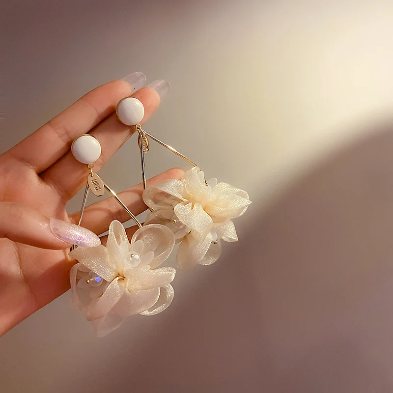 2021 trendy fabric flower fashion accessories earrings 
2021 trendy fabric flower fashion accessories earrings