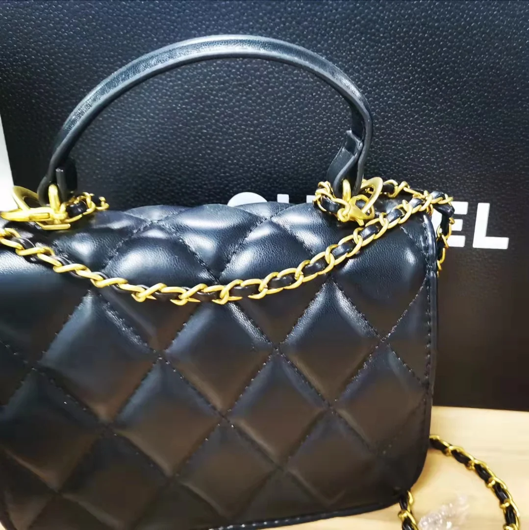 Luxury fashion leather one-shoulder messenger small round bag large-capacity casual brand-name bag brand-name handbag
Luxury fashion leather one-shoulder messenger small round bag large-capacity casual brand-name bag brand-name handbag