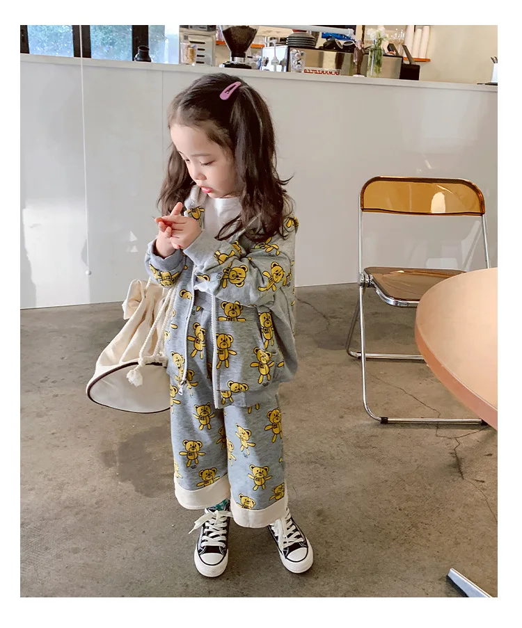 Autumn Korean children's wear girls long sleeve zipper coat wide leg casual pants bear two-piece set, Picture shows
Autumn Korean children's wear girls long sleeve zipper coat wide leg casual pants bear two-piece set, Picture shows