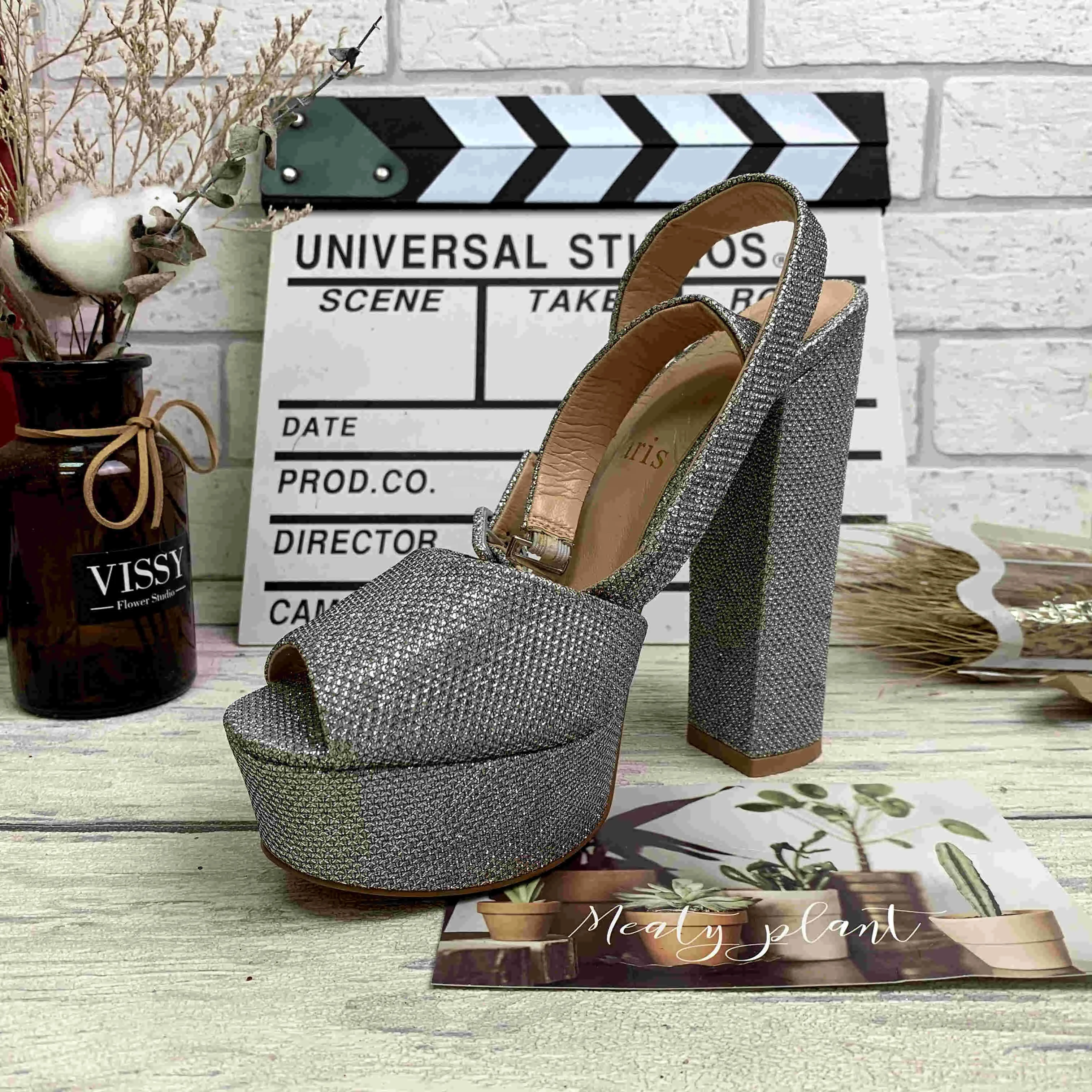 2021 spring new fine flash surface waterproof platform buckle thick high-heeled women's shoes in Europe and America wholesale, Silver
2021 spring new fine flash surface waterproof platform buckle thick high-heeled women's shoes in Europe and America wholesale, Silver