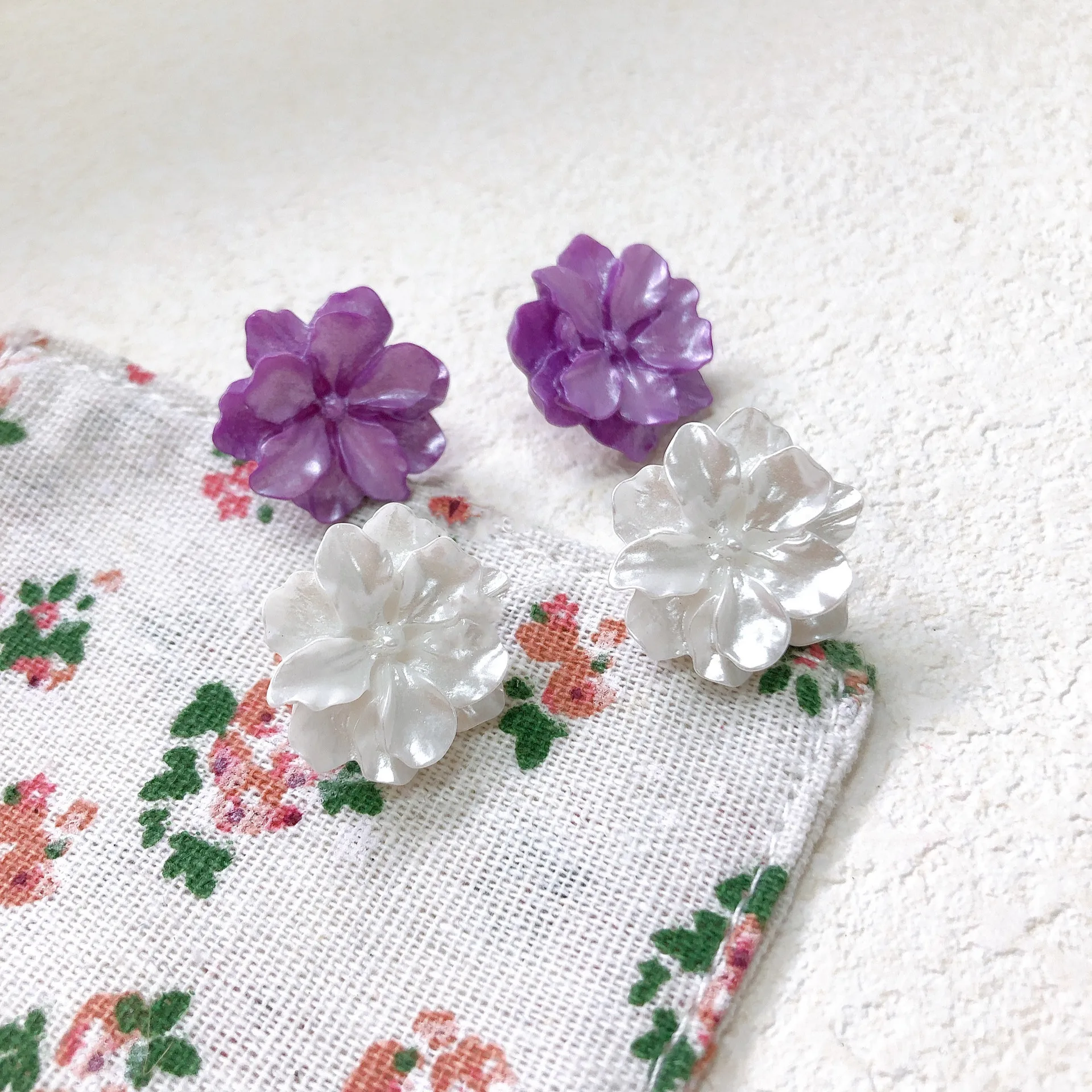 JUHU Explosion style purple white resin flower 925 silver needle stud earrings retro exquisite cute small gift for women, White/purple
JUHU Explosion style purple white resin flower 925 silver needle stud earrings retro exquisite cute small gift for women, White/purple