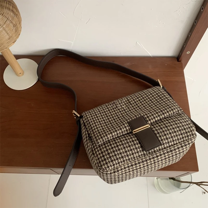 Wholesale high-capacity lattice pattern shoulder bags Woolen cloth material women bags
Wholesale high-capacity lattice pattern shoulder bags Woolen cloth material women bags