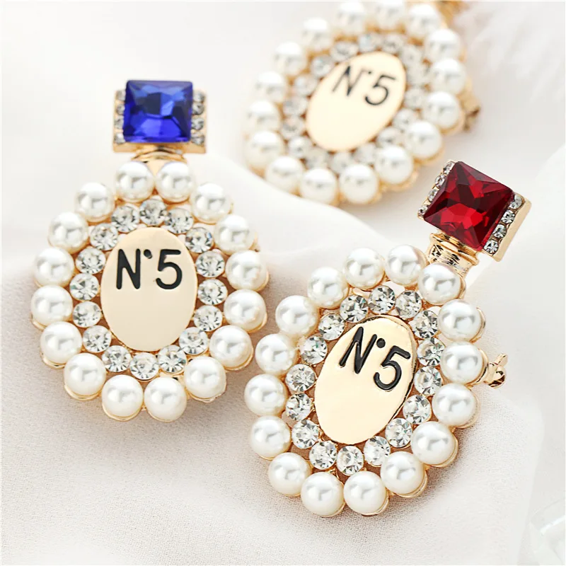 One Custom Name Brand Brooch Pin Fashion Jewelry Gemstone Elegant Pearl Perfume Bottle Number 5 Luxury Brooches Women
One Custom Name Brand Brooch Pin Fashion Jewelry Gemstone Elegant Pearl Perfume Bottle Number 5 Luxury Brooches Women