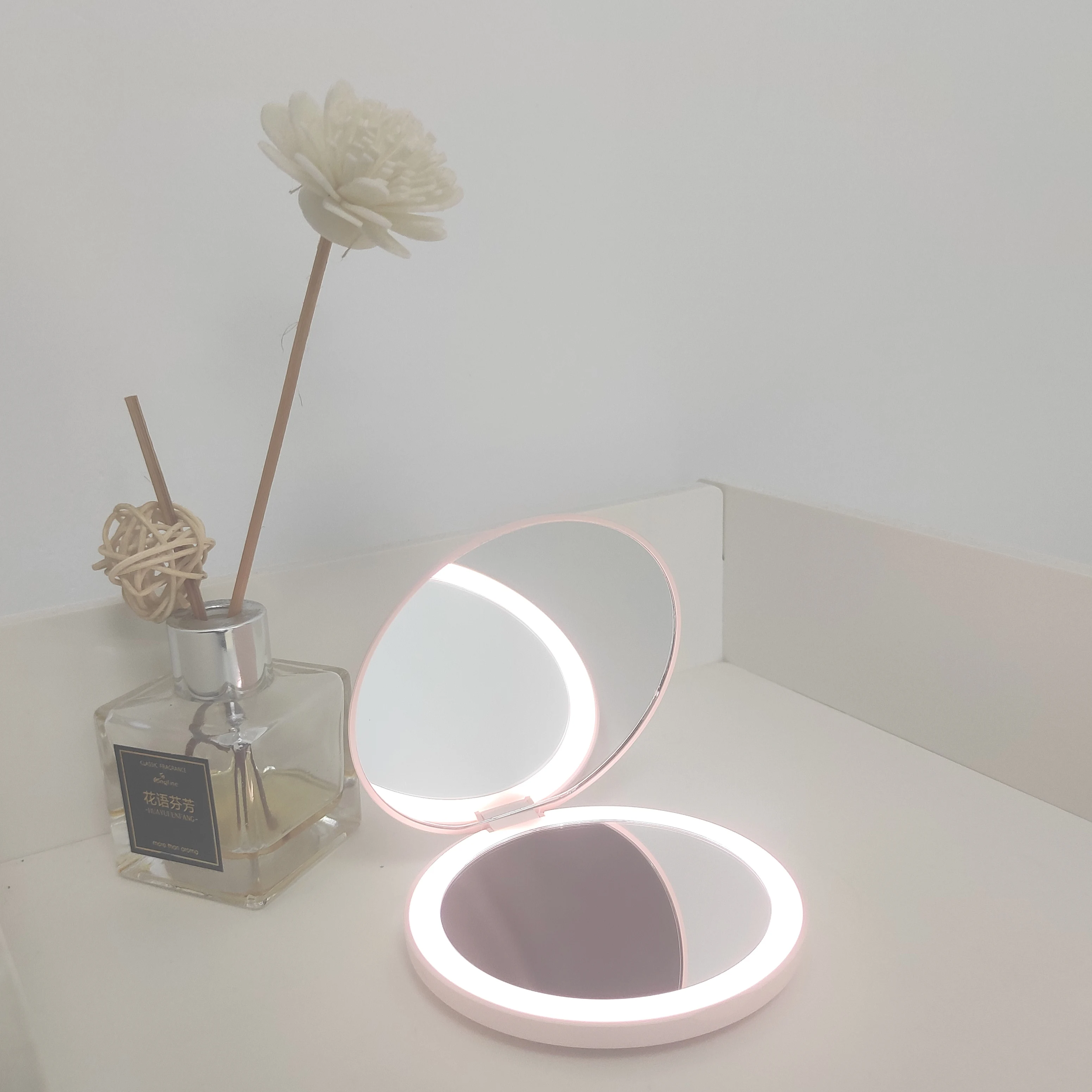 High Quality Vanity Custom Handheld 1X For Lady White Pink Led Mirror, White/pink/customized
High Quality Vanity Custom Handheld 1X For Lady White Pink Led Mirror, White/pink/customized