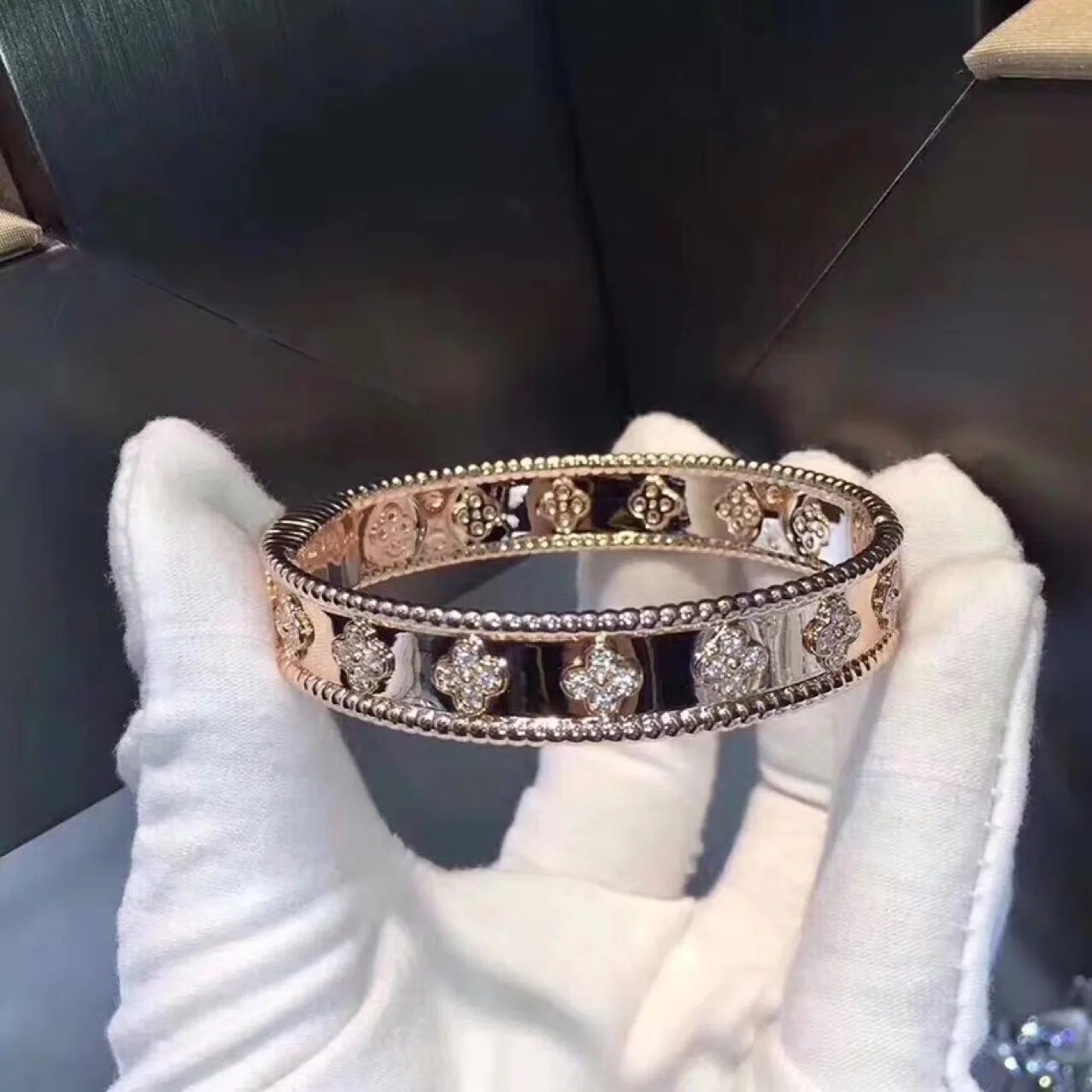 Luxury Fashion retro Four leaf clover bracelet woman Diamond personality trendy bracelet Charm Bracelet
Luxury Fashion retro Four leaf clover bracelet woman Diamond personality trendy bracelet Charm Bracelet