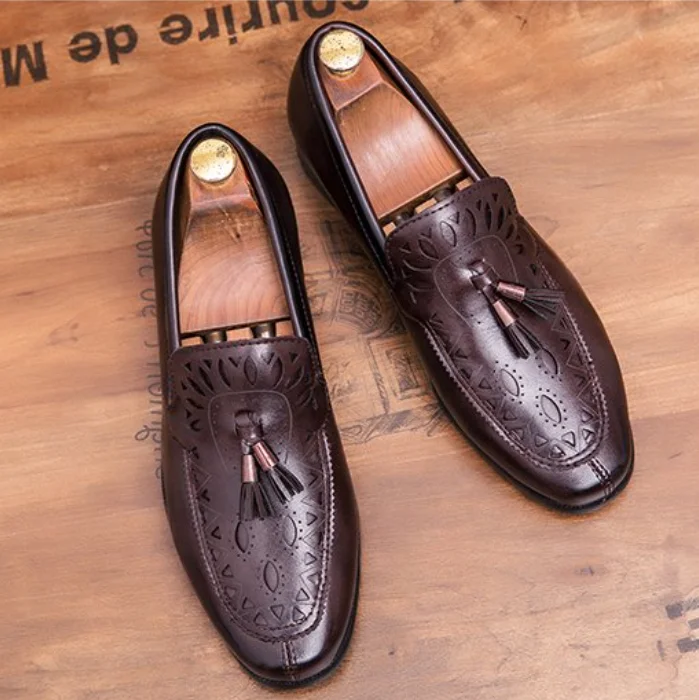 2021 new style Roman fashion tassel pendant men's artificial pointed leather shoes carved men's casual shoes, Black brown
2021 new style Roman fashion tassel pendant men's artificial pointed leather shoes carved men's casual shoes, Black brown