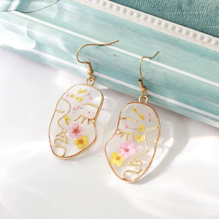 Lateefah OEM Face Shape Earrings Natural Dried Flower Earrings Lateral Abstract Face Earrings
Lateefah OEM Face Shape Earrings Natural Dried Flower Earrings Lateral Abstract Face Earrings