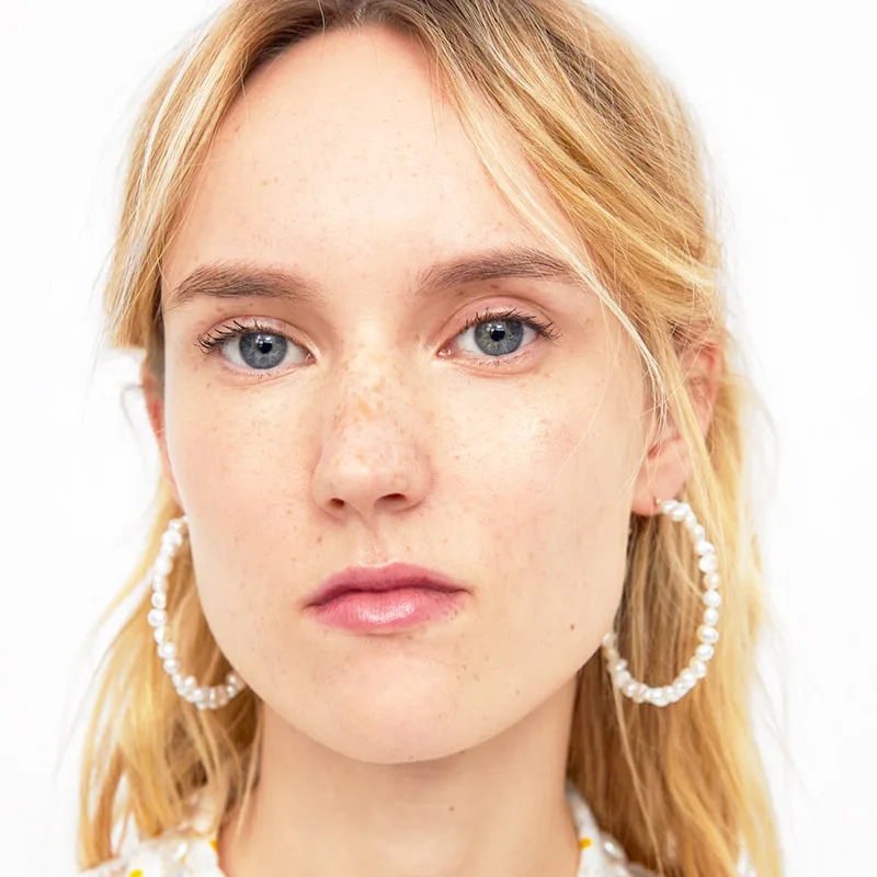 Trendy Korean version, fashionable, sweet and versatile, irregular curved moon cc pearl beaded earrings
Trendy Korean version, fashionable, sweet and versatile, irregular curved moon cc pearl beaded earrings