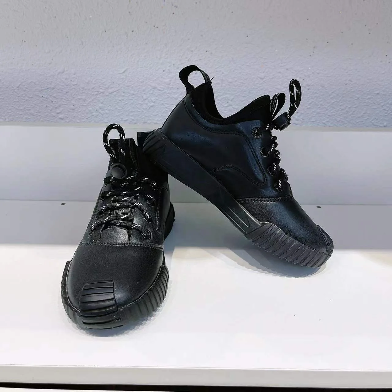 High-end Western style 2022 autumn and winter new medium and large children's shoes, boys' sports shoes, children's shoes, boys
High-end Western style 2022 autumn and winter new medium and large children's shoes, boys' sports shoes, children's shoes, boys