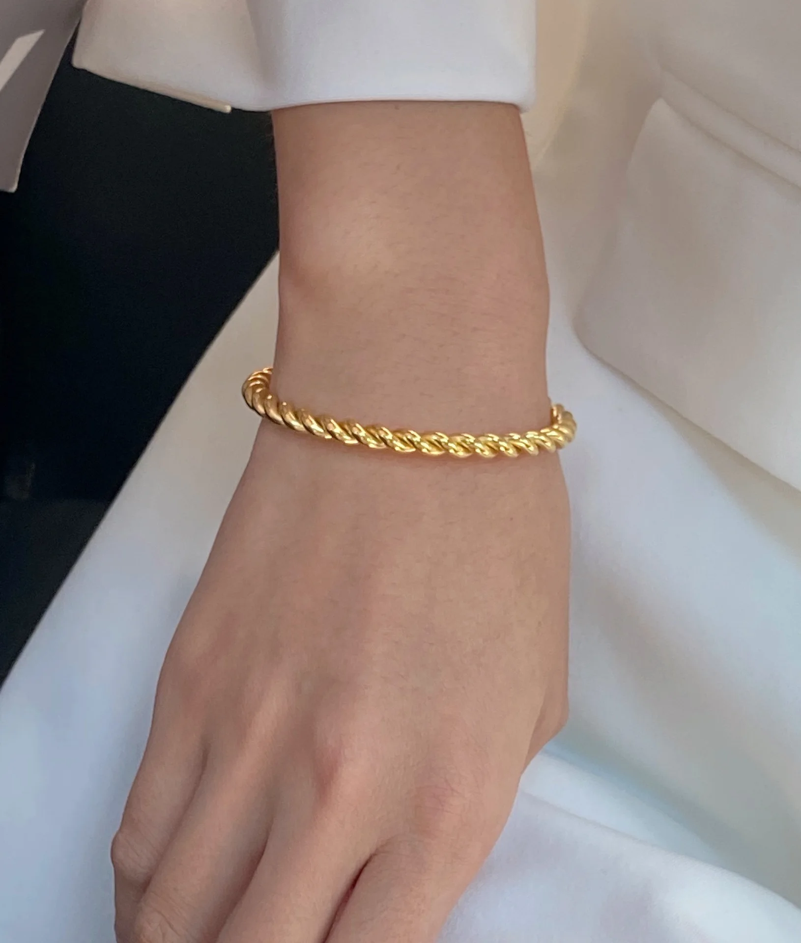 Fashion Gold Stainless Steel Flower Link Textured Bangle Bracelet Stackable Tiny Braided Semi Circle C Screw Bangle Bracelet
Fashion Gold Stainless Steel Flower Link Textured Bangle Bracelet Stackable Tiny Braided Semi Circle C Screw Bangle Bracelet