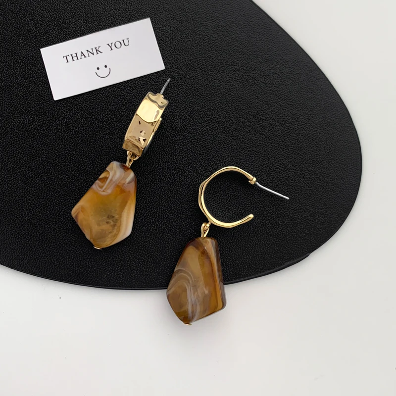 Vershal F-44 Vintage 18k Gold Plated Classic Matte Gold Irregular Resin Drop Earrings For Women
Vershal F-44 Vintage 18k Gold Plated Classic Matte Gold Irregular Resin Drop Earrings For Women