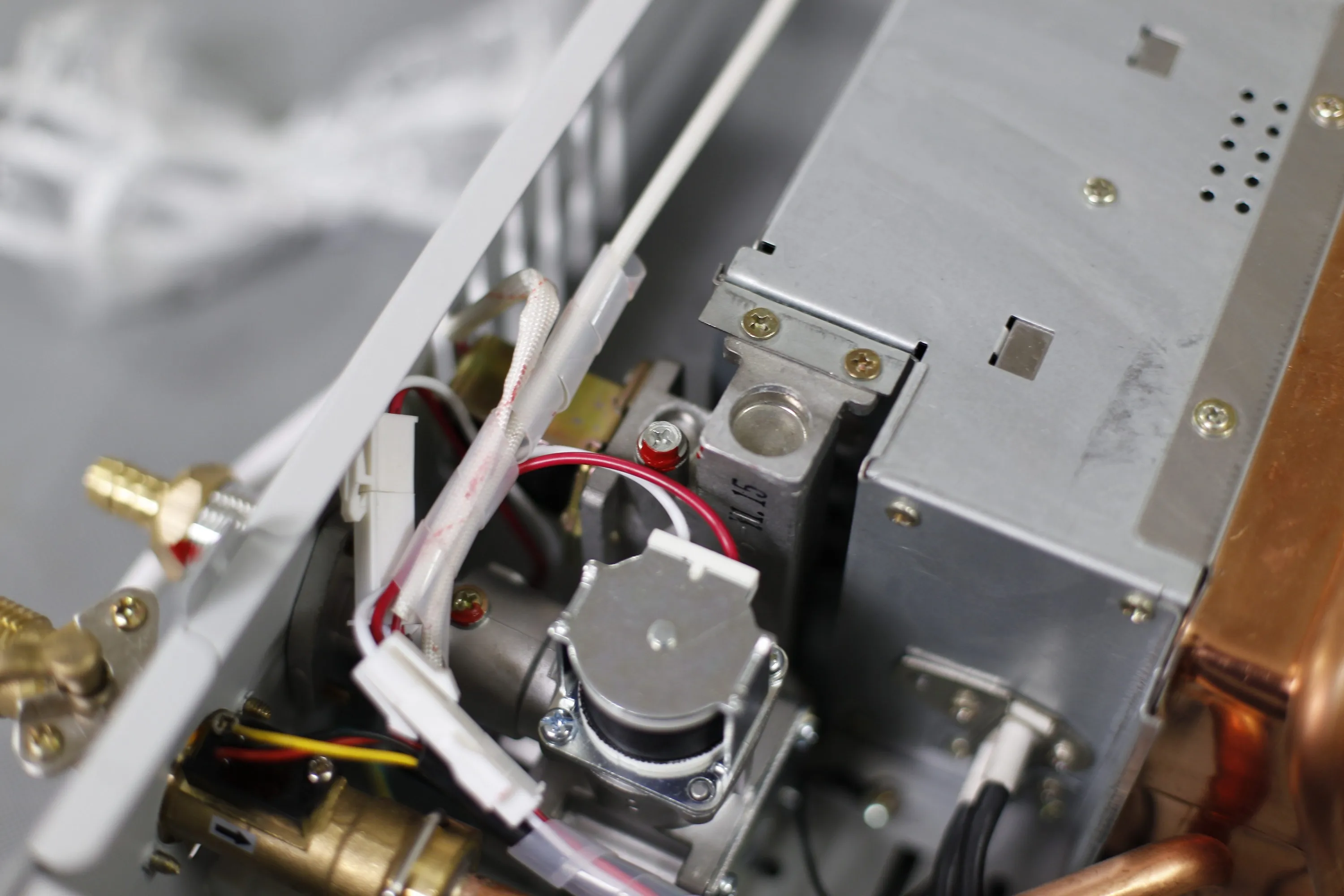 220V 10L Portable Tankless Water Heater with 0.015Mpa-0.8MPa Water Pressure for Bathroom