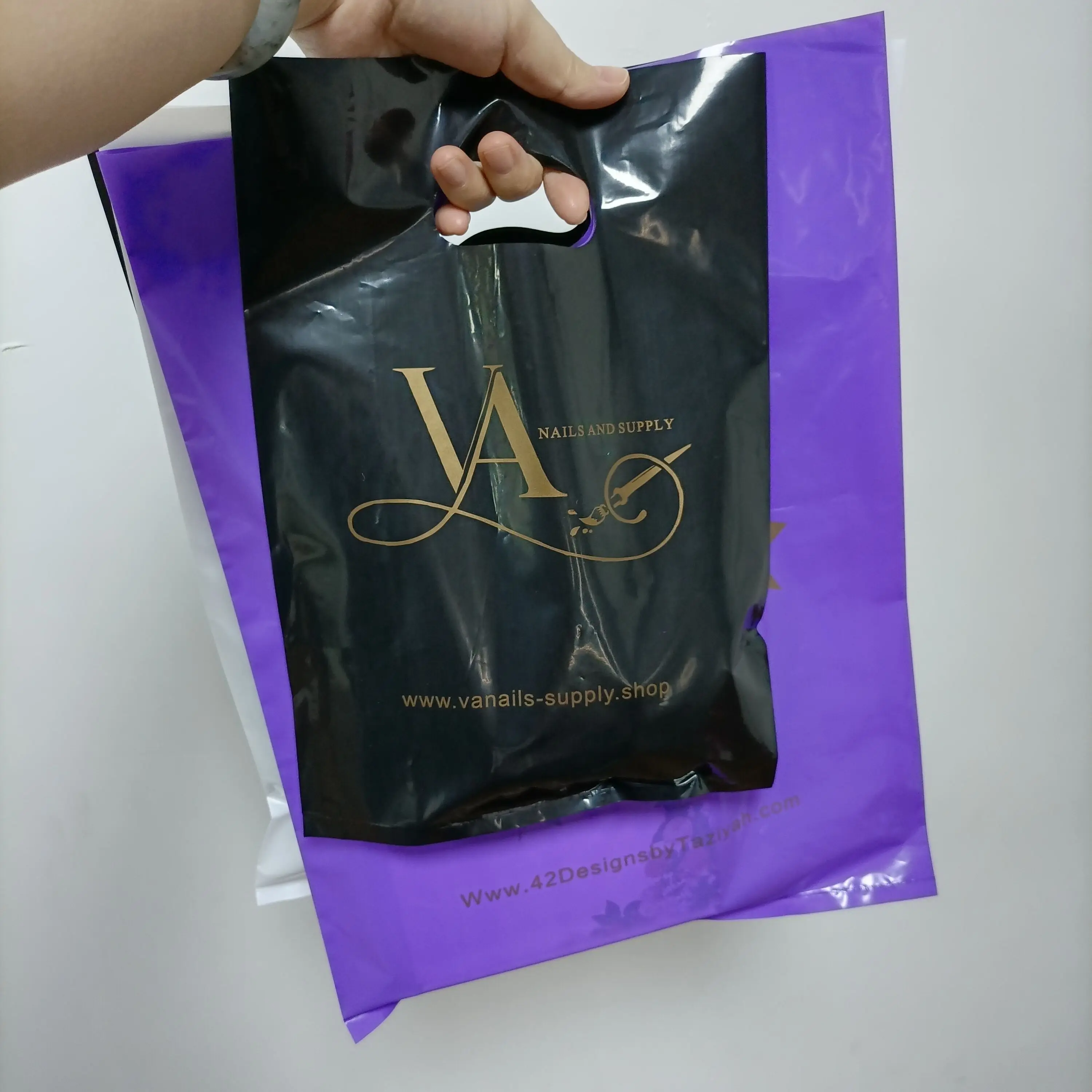 Customized your own logo plastic shopping bags handle plastic bag die cut bag, Customized color
Customized your own logo plastic shopping bags handle plastic bag die cut bag, Customized color