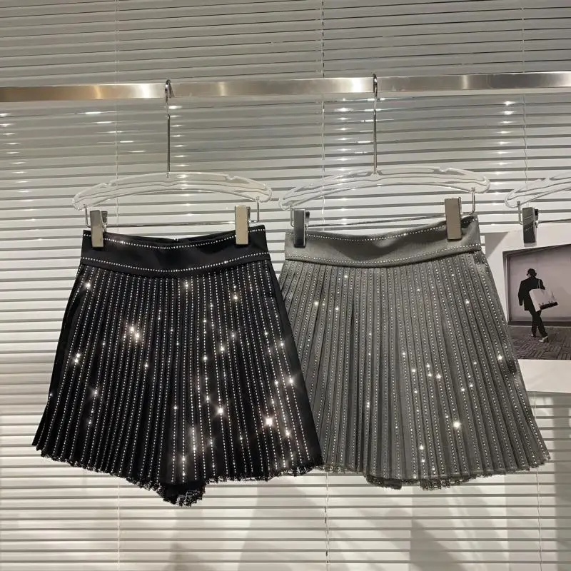 European Fashion Women Shiny Hot Drilling Rhinestone Solid Color Pleated Skirt Slim Lace Edge Mini Skirts Ladies
European Fashion Women Shiny Hot Drilling Rhinestone Solid Color Pleated Skirt Slim Lace Edge Mini Skirts Ladies