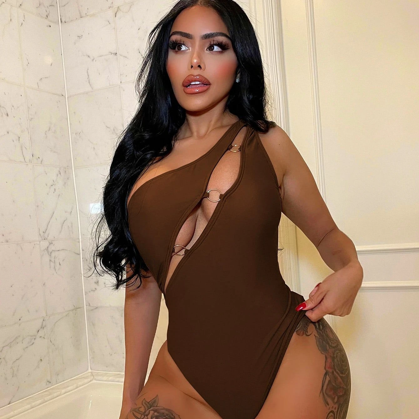 Factory Selling Brown One-Shoulder Swimsuit With Metal Circle One Piece Bathing Suits For Ladies
Factory Selling Brown One-Shoulder Swimsuit With Metal Circle One Piece Bathing Suits For Ladies
