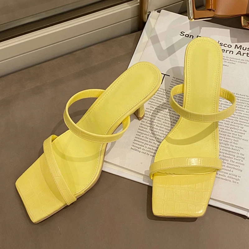 2021 New Summer Yellow White Black Thin Heels Slippers Sandals Women PU Leather Square toe Mules slippers Beach Leisure slides
2021 New Summer Yellow White Black Thin Heels Slippers Sandals Women PU Leather Square toe Mules slippers Beach Leisure slides