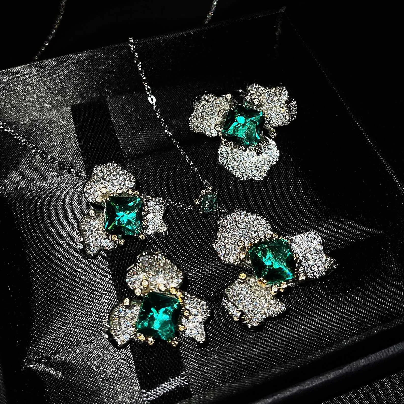Fashion Atmosphere Green Square Diamond Full Rhinestone Flower Necklace Earrings Ring Set Bridal Jewelry Set, Like picture
Fashion Atmosphere Green Square Diamond Full Rhinestone Flower Necklace Earrings Ring Set Bridal Jewelry Set, Like picture