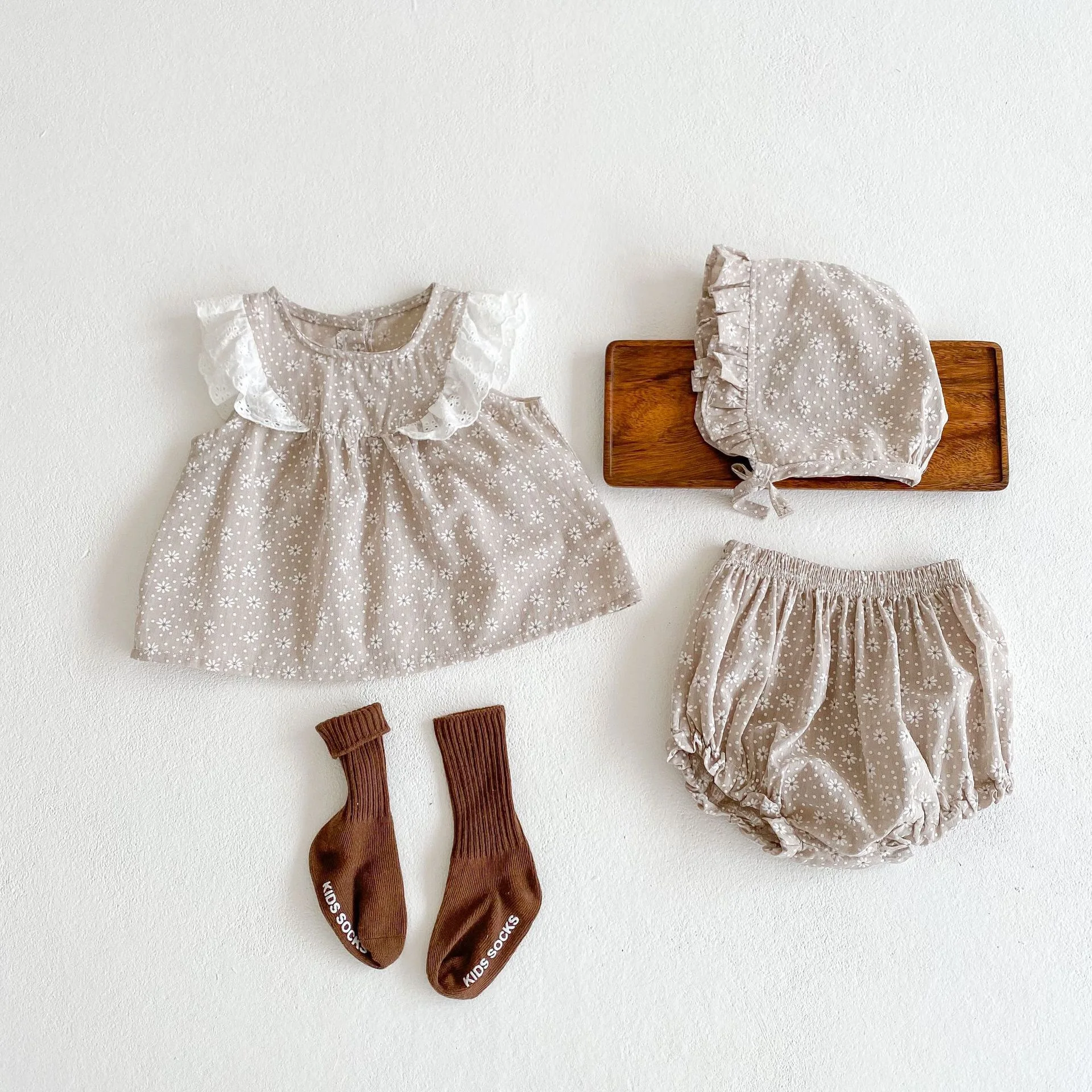 2021 summer baby girl Plaid little daisy printed sleeveless shirt outfit top + bulky underpants + hat three-piece set
2021 summer baby girl Plaid little daisy printed sleeveless shirt outfit top + bulky underpants + hat three-piece set