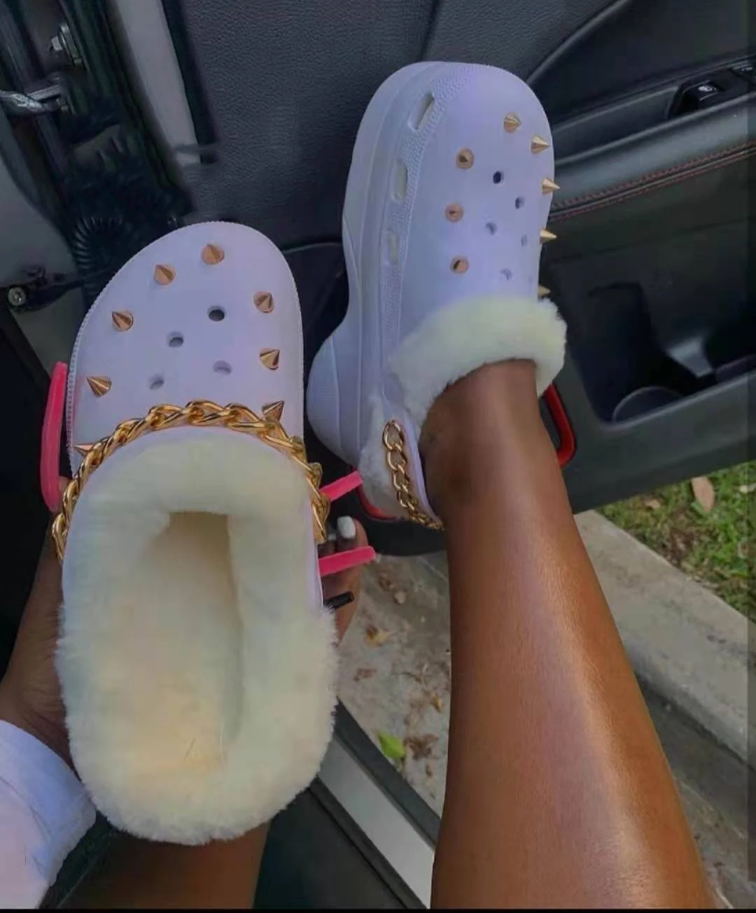 Hot Sale Women's White Plush beach sandals Metal Chain Rivets Furry Clog Shoes, Picture color
Hot Sale Women's White Plush beach sandals Metal Chain Rivets Furry Clog Shoes, Picture color