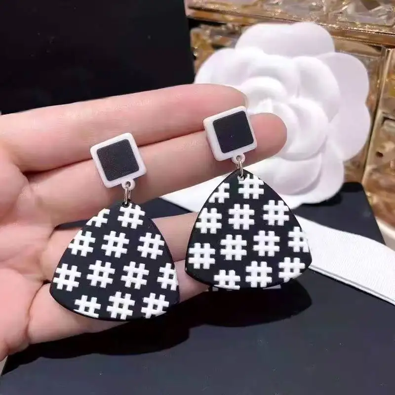 2021 Autumn Winter New Earings Fashion Modern White Black Color-Jointed Triangle Temperament Earrings 
2021 Autumn Winter New Earings Fashion Modern White Black Color-Jointed Triangle Temperament Earrings
