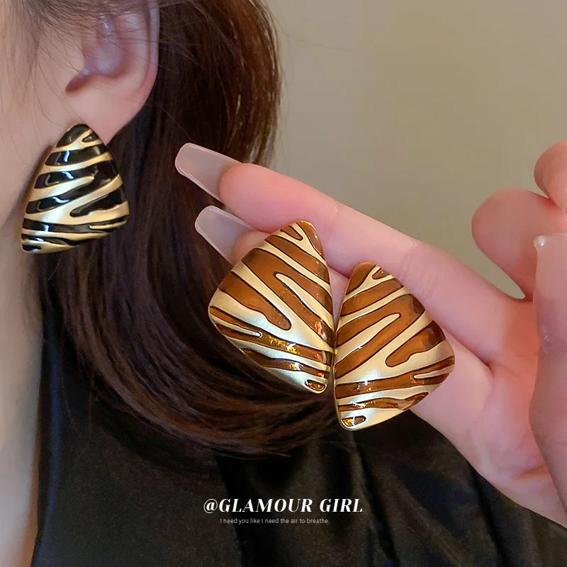 New Wholesale Fashion Jewelry Vintage Irregular Stripe Triangle Enamel Oil Dropping Earrings Gold Plated Geometric Earrings
New Wholesale Fashion Jewelry Vintage Irregular Stripe Triangle Enamel Oil Dropping Earrings Gold Plated Geometric Earrings