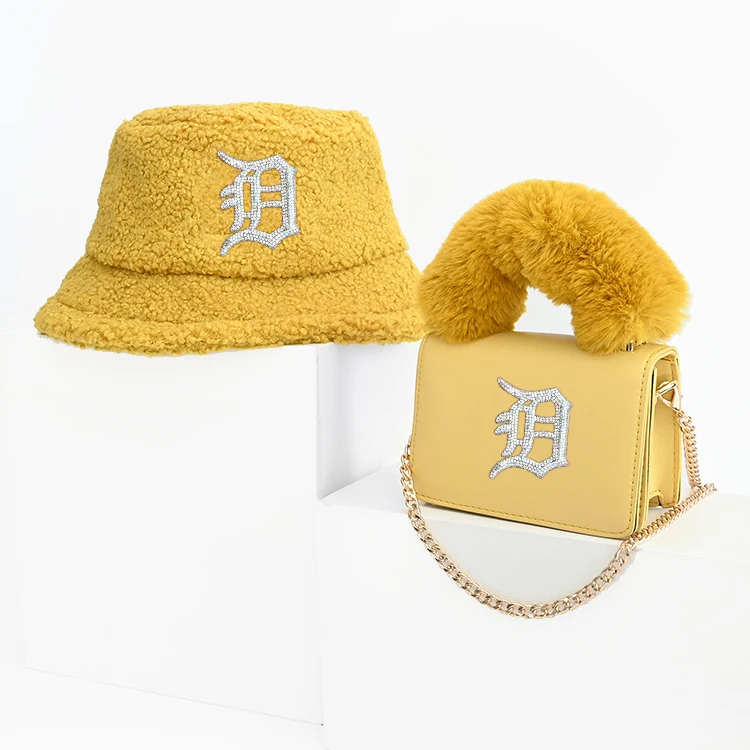 Wholesale Velvet Lingge Chain Messenger Bags And Elegant Ladies Fold Hair Band Two Pieces Set Design Detroi Purses And Handbags 
Wholesale Velvet Lingge Chain Messenger Bags And Elegant Ladies Fold Hair Band Two Pieces Set Design Detroi Purses And Handbags