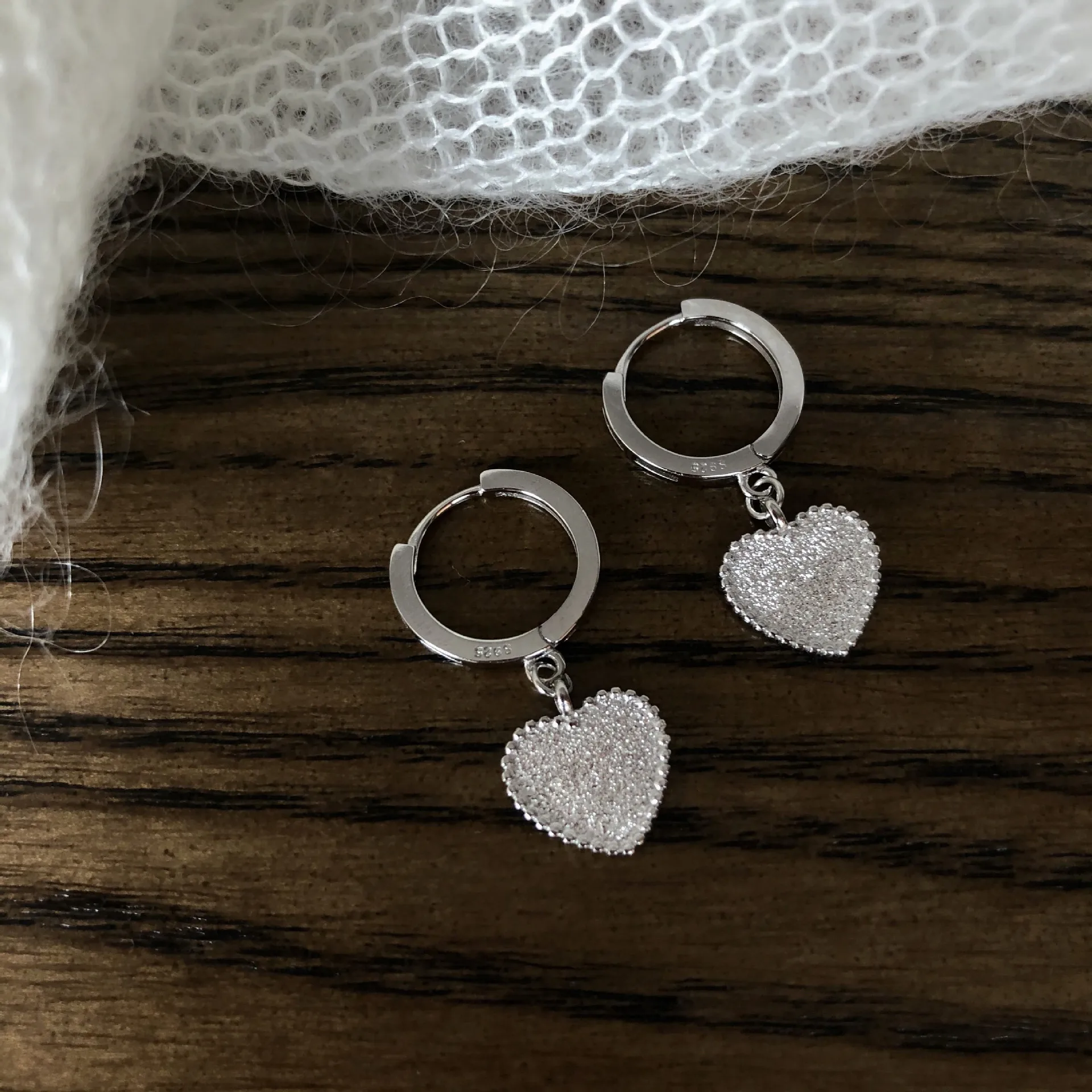High Quality S925 Textured Matte Heart Clip on Earrings 925 Sterling Silver Love Heart Drop Earrings for Women
High Quality S925 Textured Matte Heart Clip on Earrings 925 Sterling Silver Love Heart Drop Earrings for Women