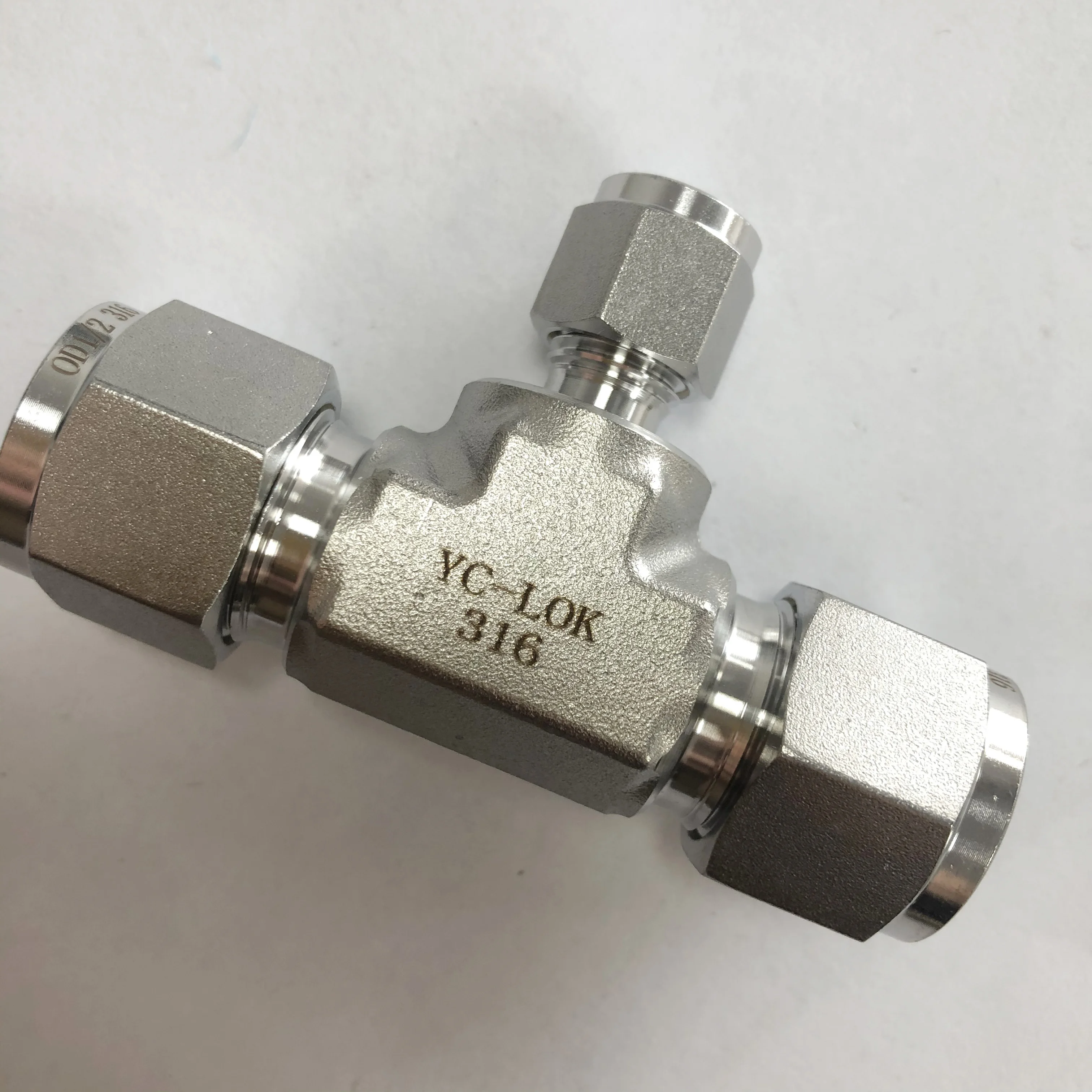 Stainless Steel Hydraulic Positionable Female Run Tee Pipe Tube Fitting Tube Connector with double ferrule
Stainless Steel Hydraulic Positionable Female Run Tee Pipe Tube Fitting Tube Connector with double ferrule