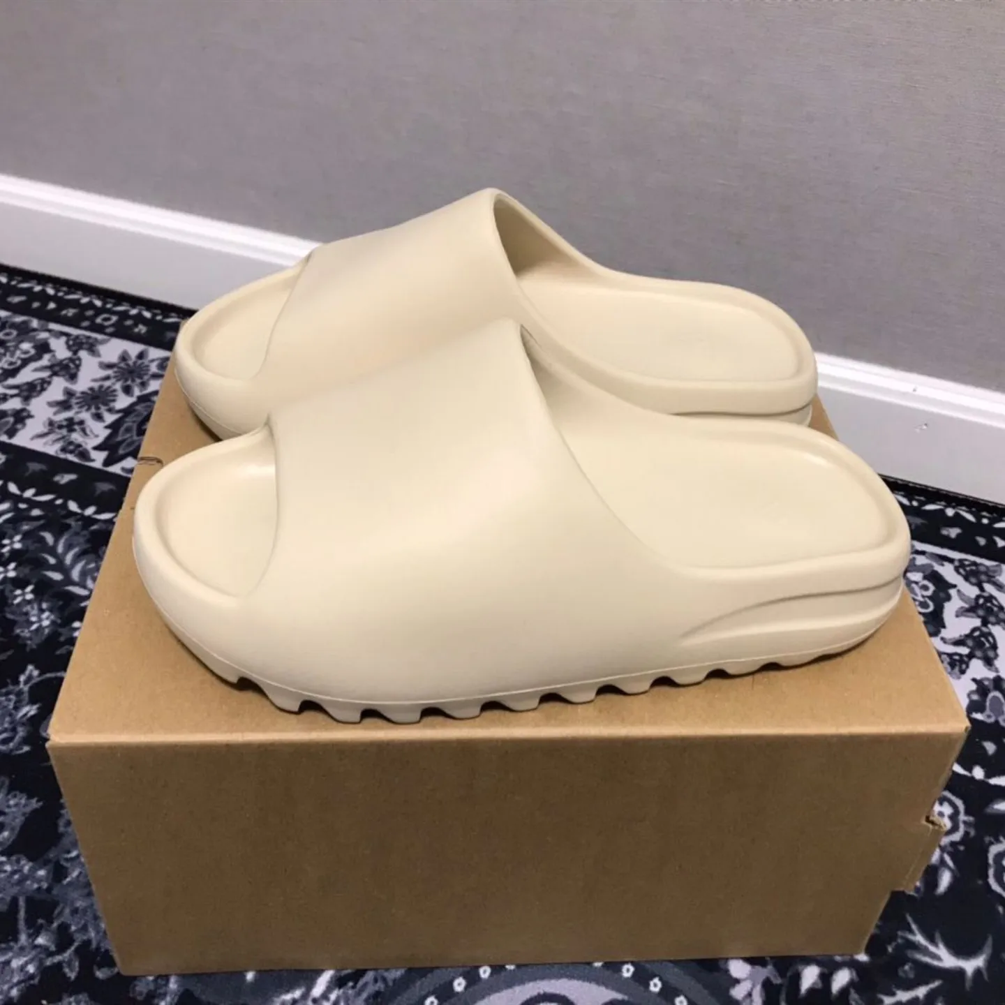 2021 New arrive Lady doodle yeezy slide cheap colorful yeezy slides slippers yeezy slides, Picture
2021 New arrive Lady doodle yeezy slide cheap colorful yeezy slides slippers yeezy slides, Picture