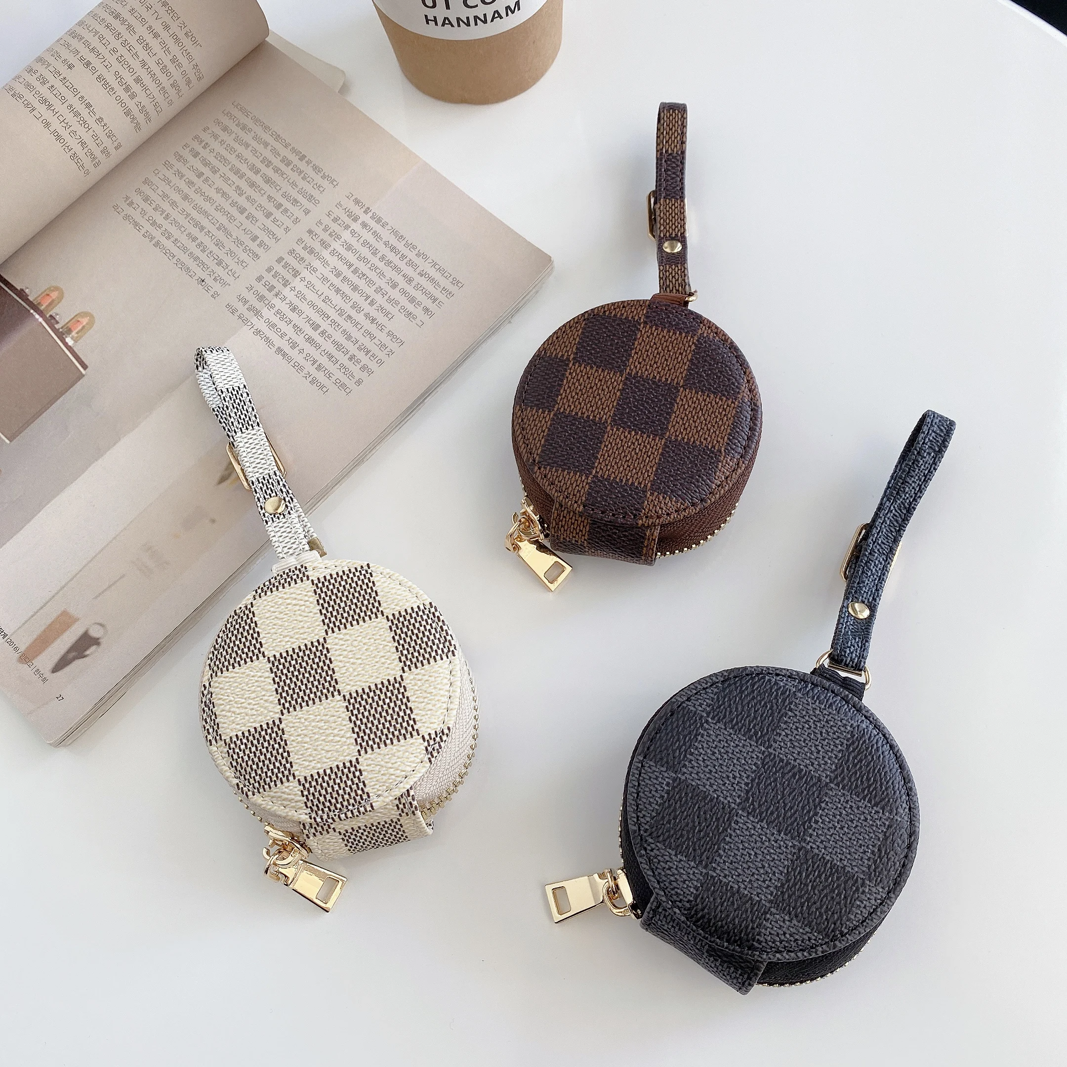 Luxury Brand Earphone Cases PU Leather Coin Wallet For Airpods Case Bag Checkered Coin Purse Earphone Bag
Luxury Brand Earphone Cases PU Leather Coin Wallet For Airpods Case Bag Checkered Coin Purse Earphone Bag