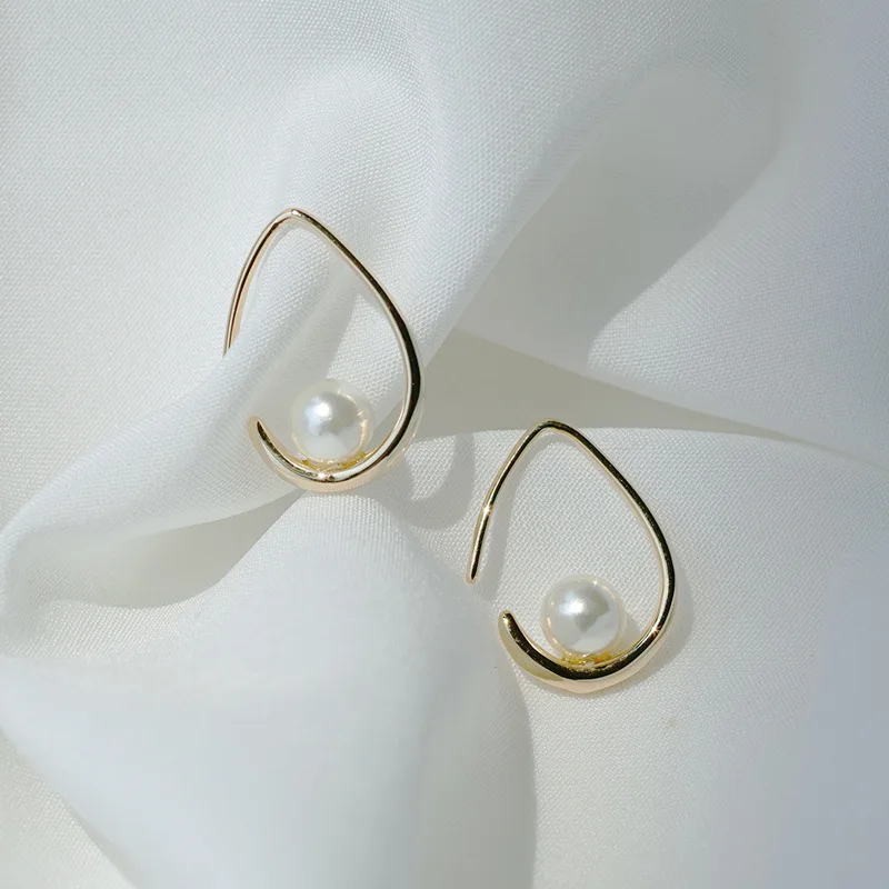 High quality korean style simple fashion jewelry hoops elegant gold pearl earrings, As pic
High quality korean style simple fashion jewelry hoops elegant gold pearl earrings, As pic