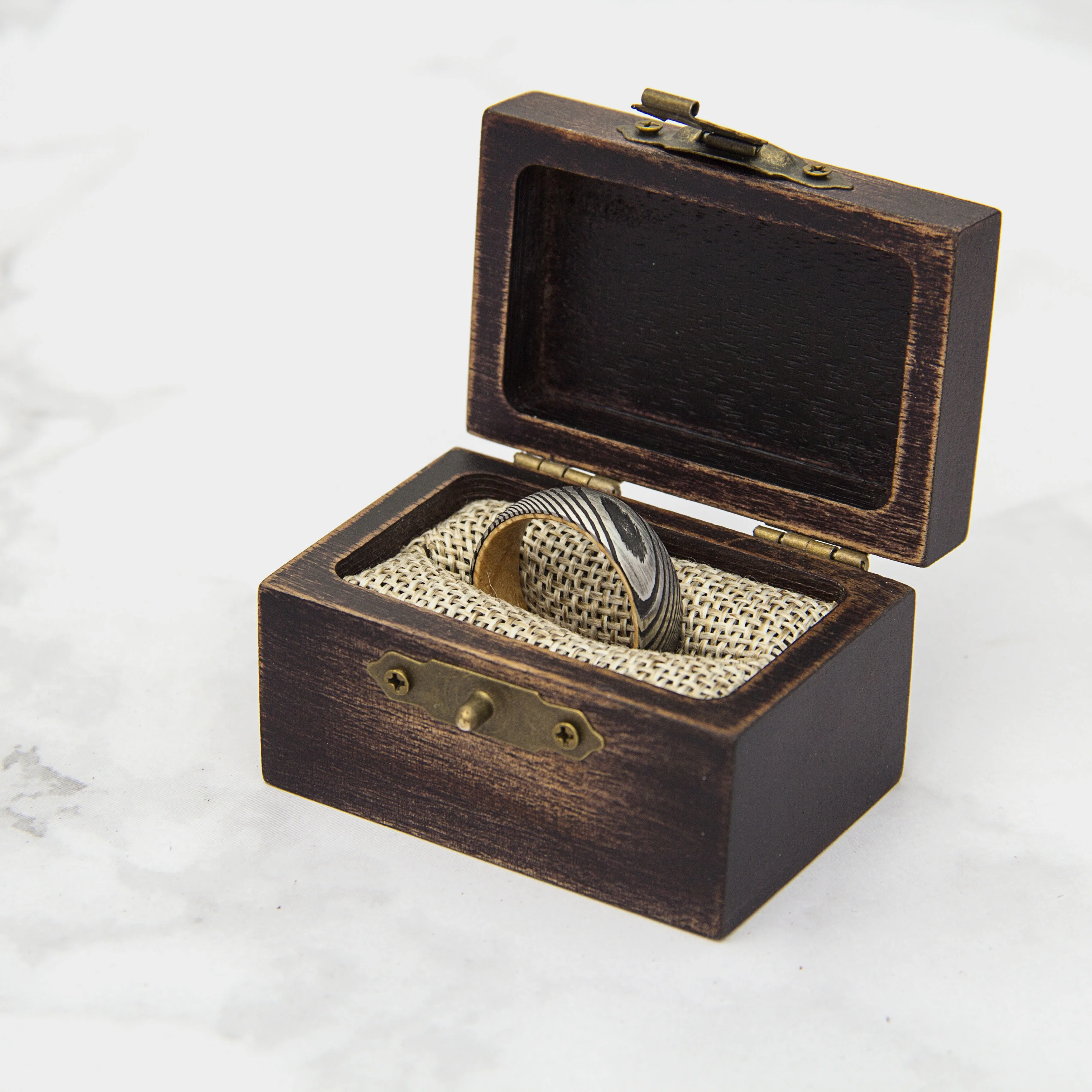 Jewellery Couple rings Box Square Wooden Ring Box koa Can Engrave Custom Logo In Stock retro style
Jewellery Couple rings Box Square Wooden Ring Box koa Can Engrave Custom Logo In Stock retro style