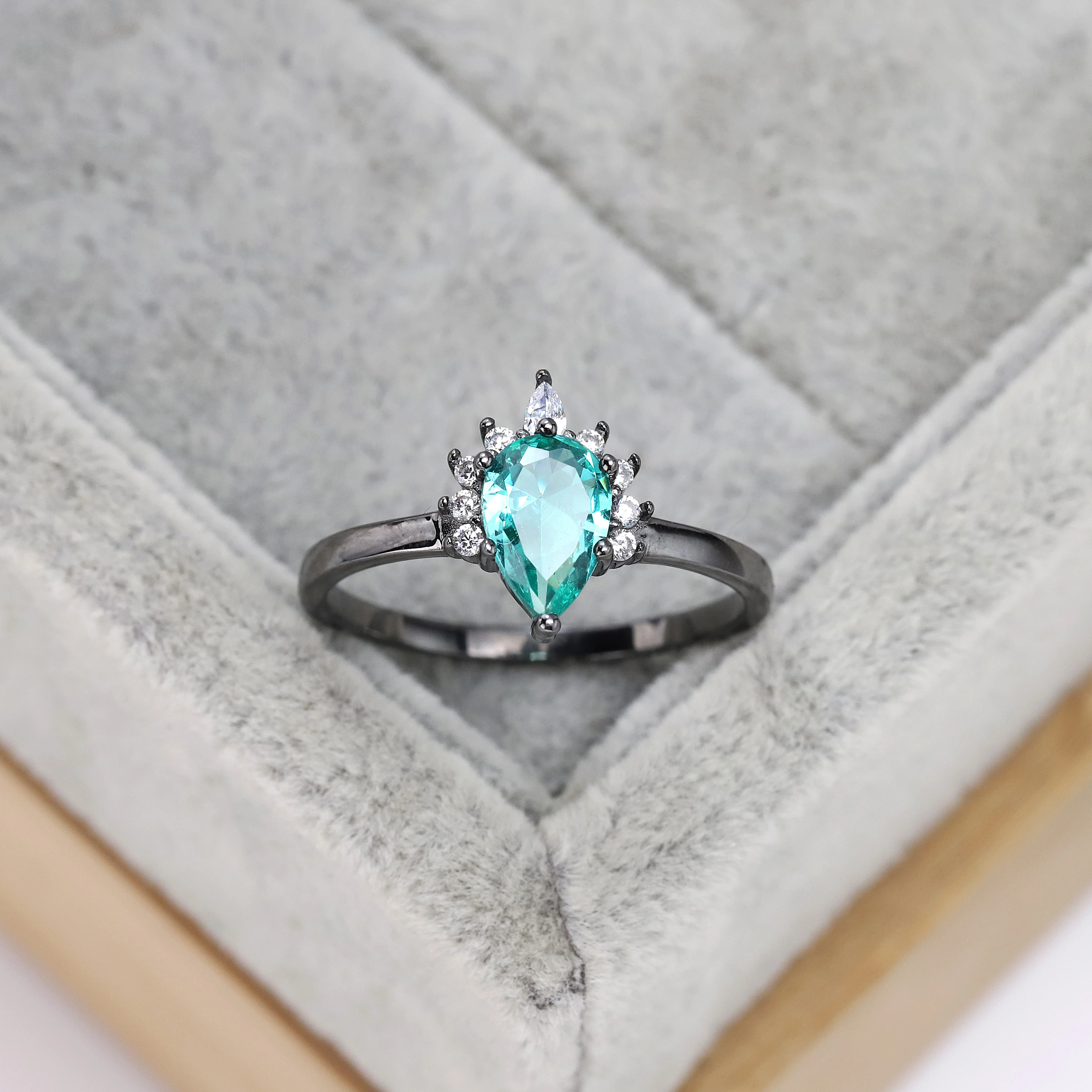 Best selling European and American S925 Silver Fashion Black Wedding Ring snowflake zircon blue crystal jewelry women's gift
Best selling European and American S925 Silver Fashion Black Wedding Ring snowflake zircon blue crystal jewelry women's gift
