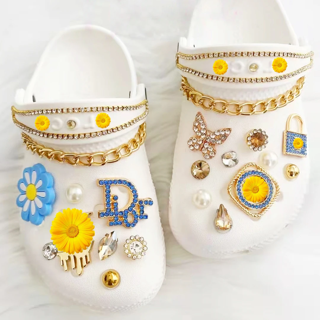 Wholesale New Design diamond chains and pearls bling Girl Gift corc Decoration luxury shoes croc charms luxury metal
Wholesale New Design diamond chains and pearls bling Girl Gift corc Decoration luxury shoes croc charms luxury metal