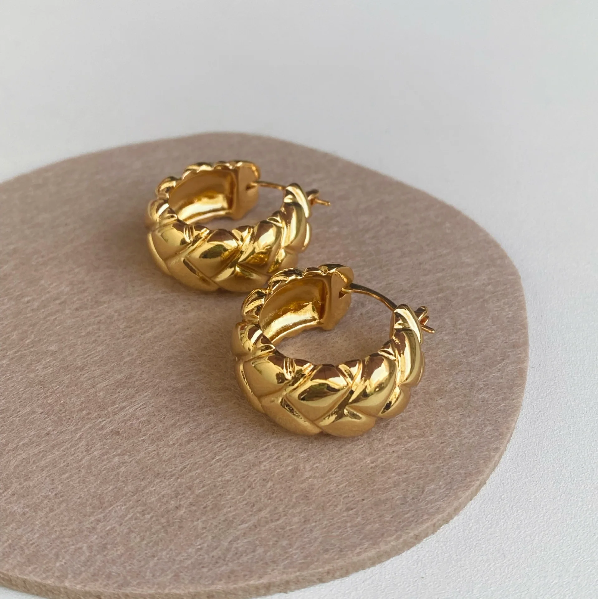 European New Classic Hollow Hoop Earrings 18K Gold Plated Round Circle Clip On Earring
European New Classic Hollow Hoop Earrings 18K Gold Plated Round Circle Clip On Earring