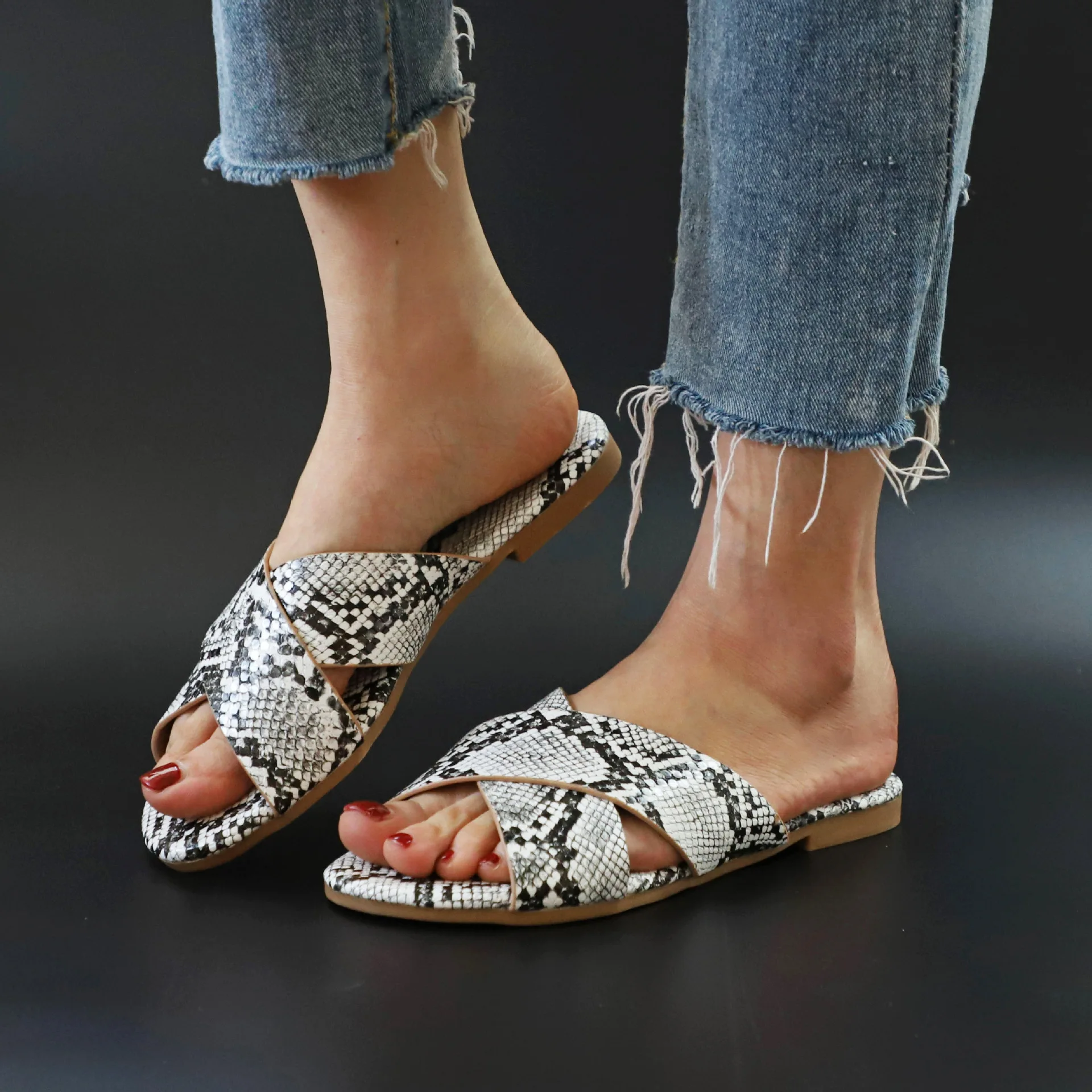 Amazon hot sale plus size new cross beach slippers personalized fashion women's shoes, White, green, brown, rose red
Amazon hot sale plus size new cross beach slippers personalized fashion women's shoes, White, green, brown, rose red