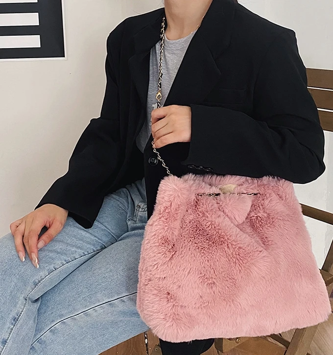 Fall & Winter 2021 Ins New Fashion Women'S Fur Handbags Designer Luxury Furry Plush Tote Bag With Zipper, Pink, khaki, gray, black
Fall & Winter 2021 Ins New Fashion Women'S Fur Handbags Designer Luxury Furry Plush Tote Bag With Zipper, Pink, khaki, gray, black