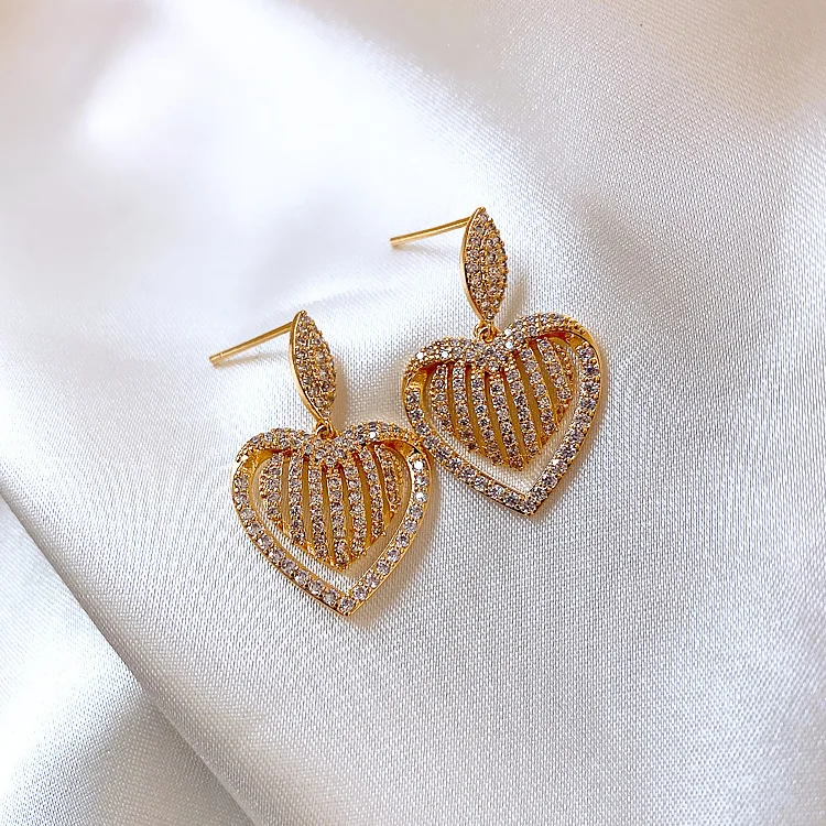 New Fashion Gold Plated Double Rhinestone Hollow Heart Earrings Crystal Love Heart Drop Earrings
New Fashion Gold Plated Double Rhinestone Hollow Heart Earrings Crystal Love Heart Drop Earrings