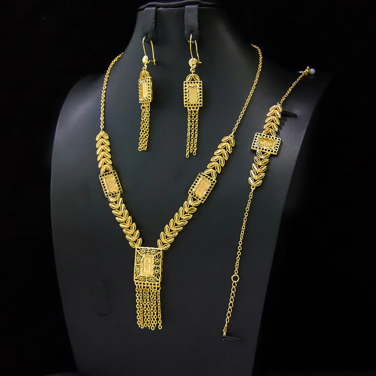 Golden Brass Rose Pattern Brass Jewelry Set Long Chain Tassel Necklace Gold Plated Jewelry Sets
Golden Brass Rose Pattern Brass Jewelry Set Long Chain Tassel Necklace Gold Plated Jewelry Sets