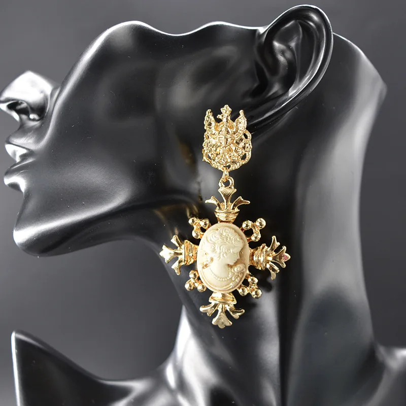 Wholesale Hot selling Luxury gold Baroque style Gold plated tone Chunk Coin Rhinestone baroque pendant earrings
Wholesale Hot selling Luxury gold Baroque style Gold plated tone Chunk Coin Rhinestone baroque pendant earrings