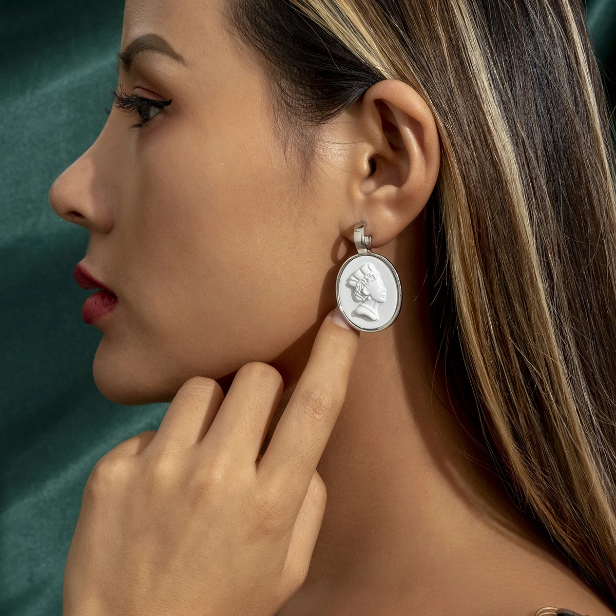 SHIXIN Oval White Portrait Trendy Earrings Retro Unique Earrings Luxury Designer Earrings for Women
SHIXIN Oval White Portrait Trendy Earrings Retro Unique Earrings Luxury Designer Earrings for Women