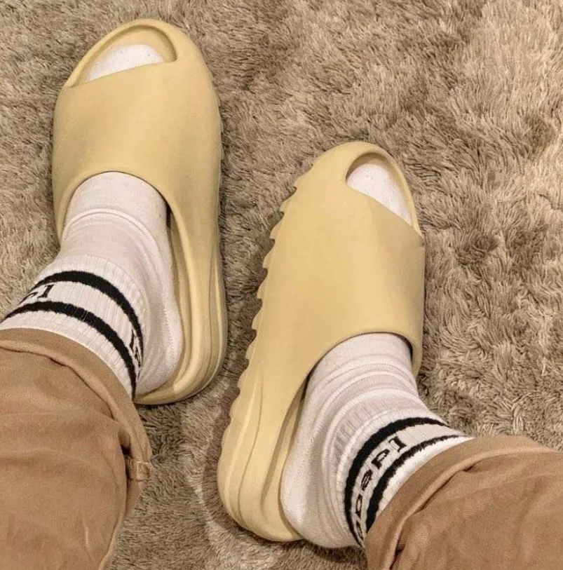 2021 Wholesale Quality Home Flat Slipper Shoes Hard Wearing Unisex Bone Yeezy Slides Slipper Sandals for Ladies Men Women Kids
2021 Wholesale Quality Home Flat Slipper Shoes Hard Wearing Unisex Bone Yeezy Slides Slipper Sandals for Ladies Men Women Kids