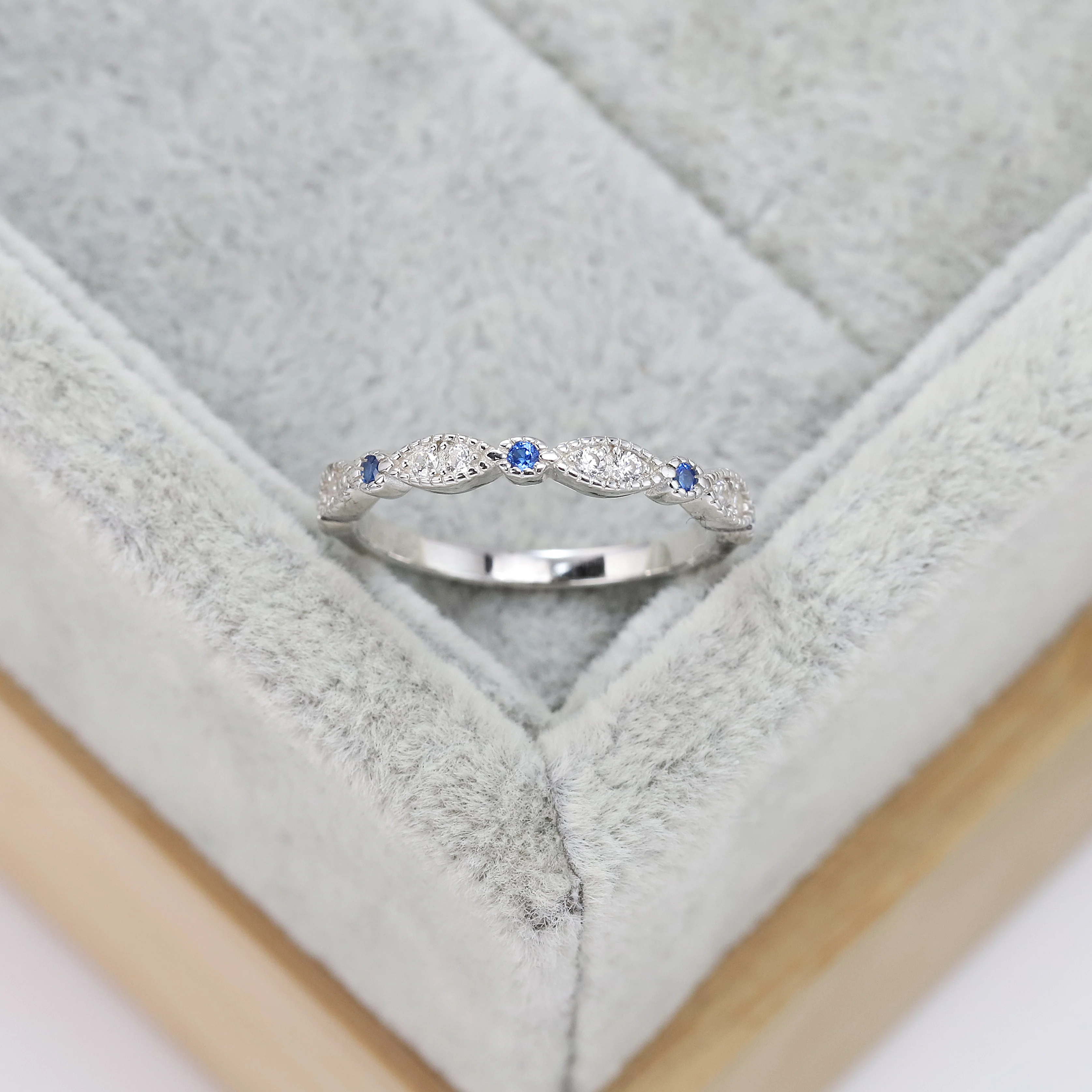 Best selling European and American S925 silver fashion wedding ring row diamond zircon Blue Crystal luxury jewelry women's gifts
Best selling European and American S925 silver fashion wedding ring row diamond zircon Blue Crystal luxury jewelry women's gifts