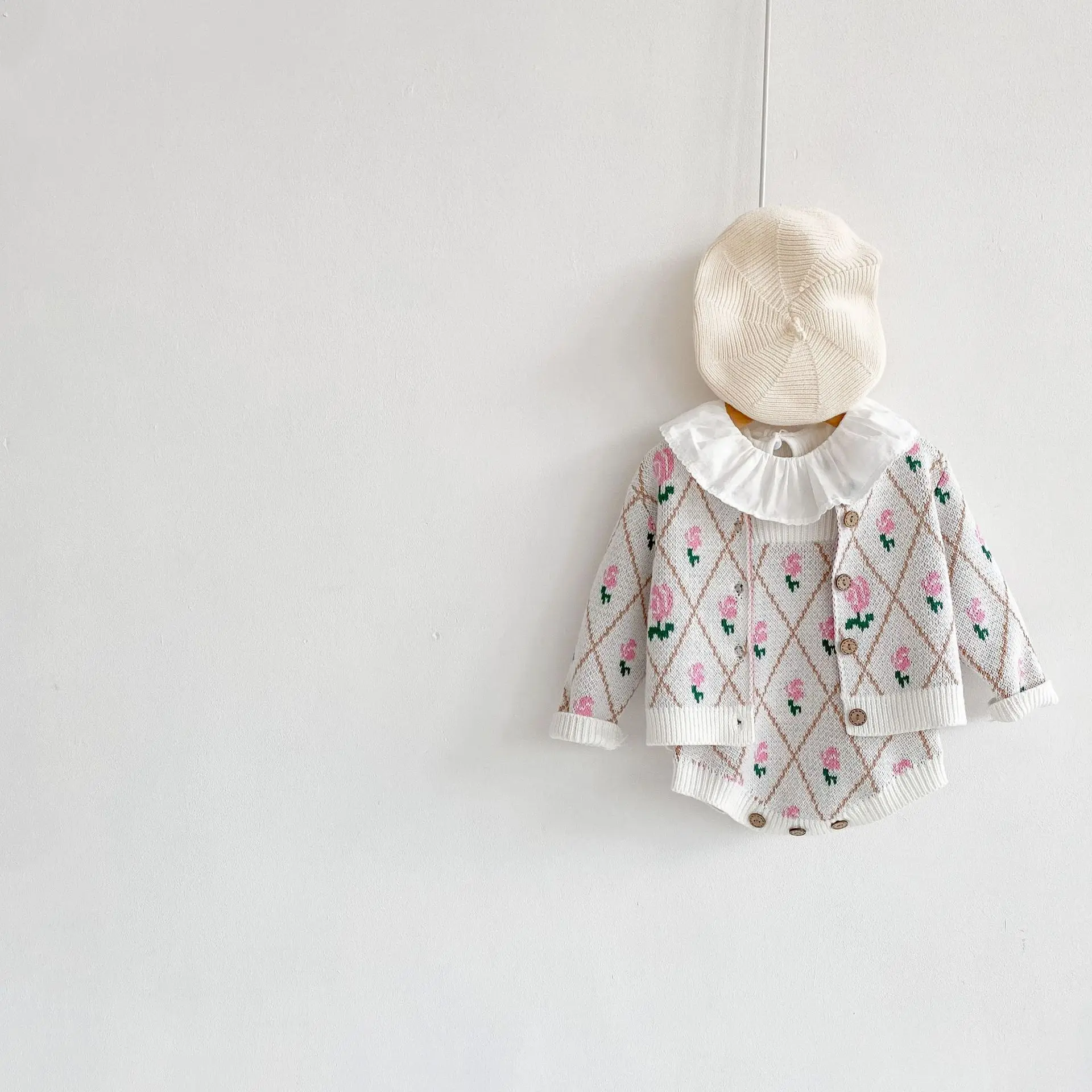 Wholesale high quality Autumn infant boy and girl children's clothing small flower rhombus rose romper + Coat two-piece suit
Wholesale high quality Autumn infant boy and girl children's clothing small flower rhombus rose romper + Coat two-piece suit
