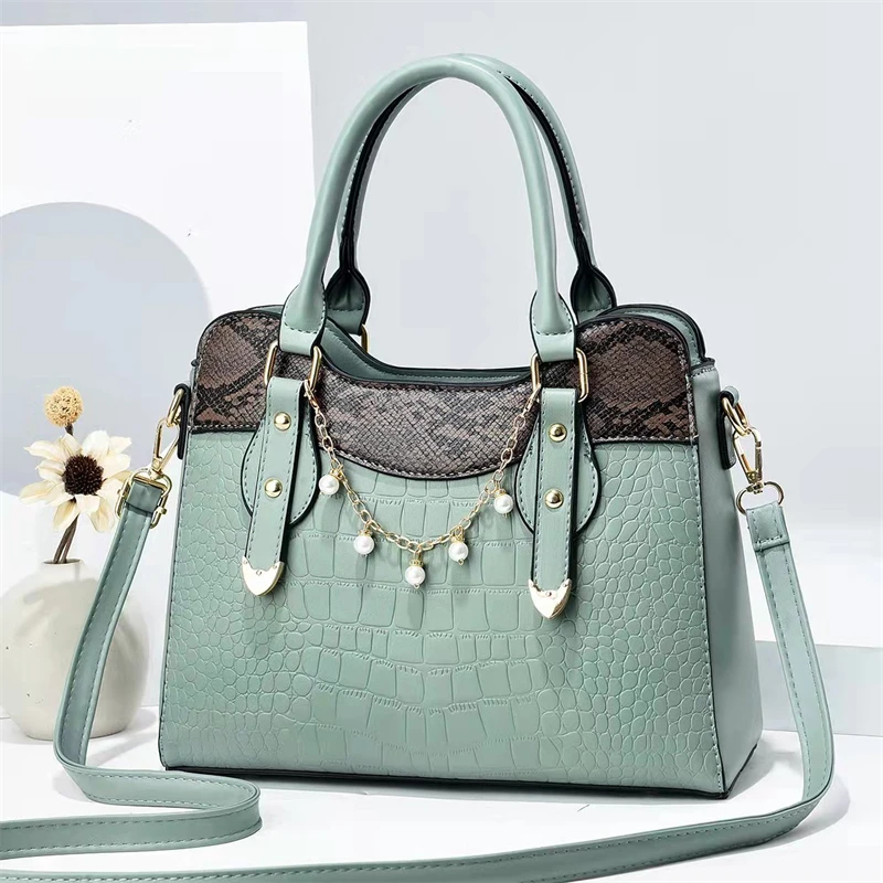 2022 Factory new wholesale custom shoulder large capacity leather cross body bag commuting practical women hand bags handbags
2022 Factory new wholesale custom shoulder large capacity leather cross body bag commuting practical women hand bags handbags