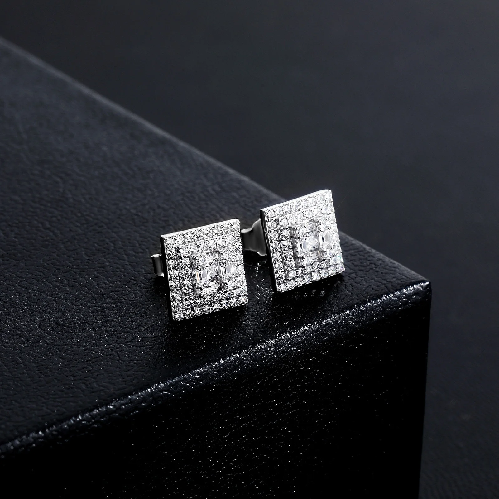 New Top Luxury 925 Sterling Silver Iced Out Cubic Zirconia 10mm Large Ring Square Earring Hip Hop Fashion Jewelry Elegant Gifts
New Top Luxury 925 Sterling Silver Iced Out Cubic Zirconia 10mm Large Ring Square Earring Hip Hop Fashion Jewelry Elegant Gifts