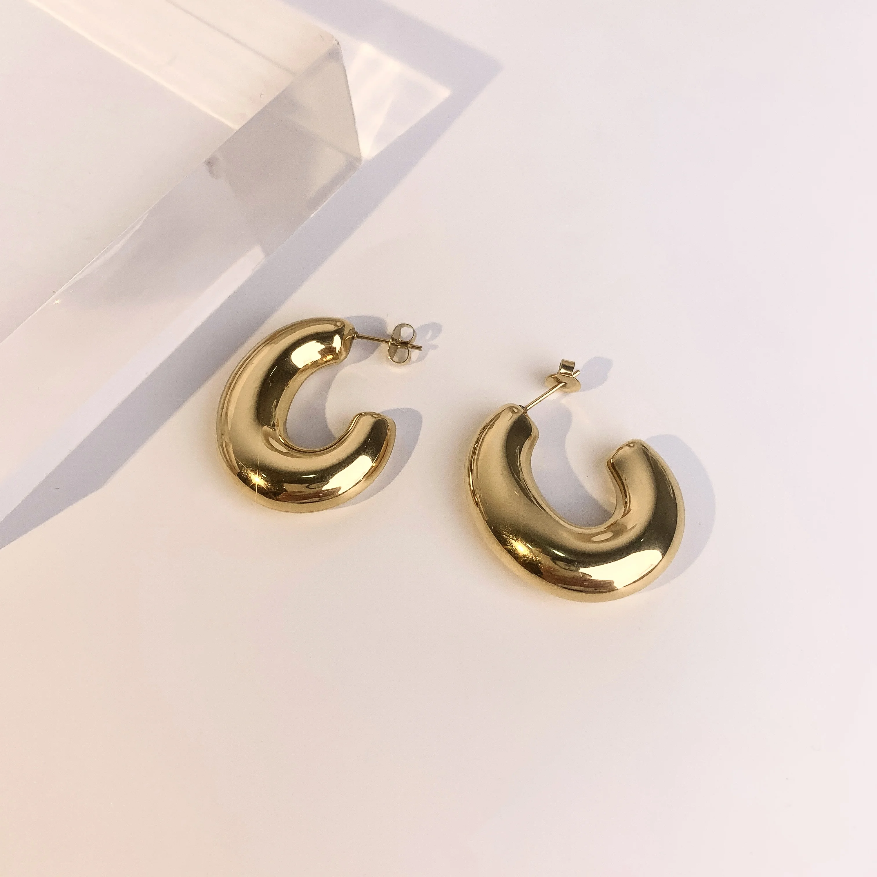 28mm*35mm C Shape Hollow Circle Stainless Steel Earrings 18K Gold Plated Chunky Hoop Earrings for Women Minimalist Jewelry 2021
28mm*35mm C Shape Hollow Circle Stainless Steel Earrings 18K Gold Plated Chunky Hoop Earrings for Women Minimalist Jewelry 2021