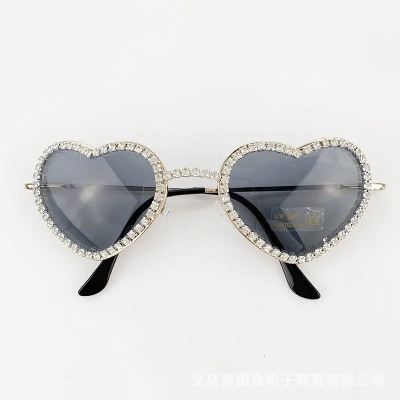 New custom retro luxury designer sunglasses uv400 Luxury high quality women diamond crystal heart shaped sunglasses
New custom retro luxury designer sunglasses uv400 Luxury high quality women diamond crystal heart shaped sunglasses