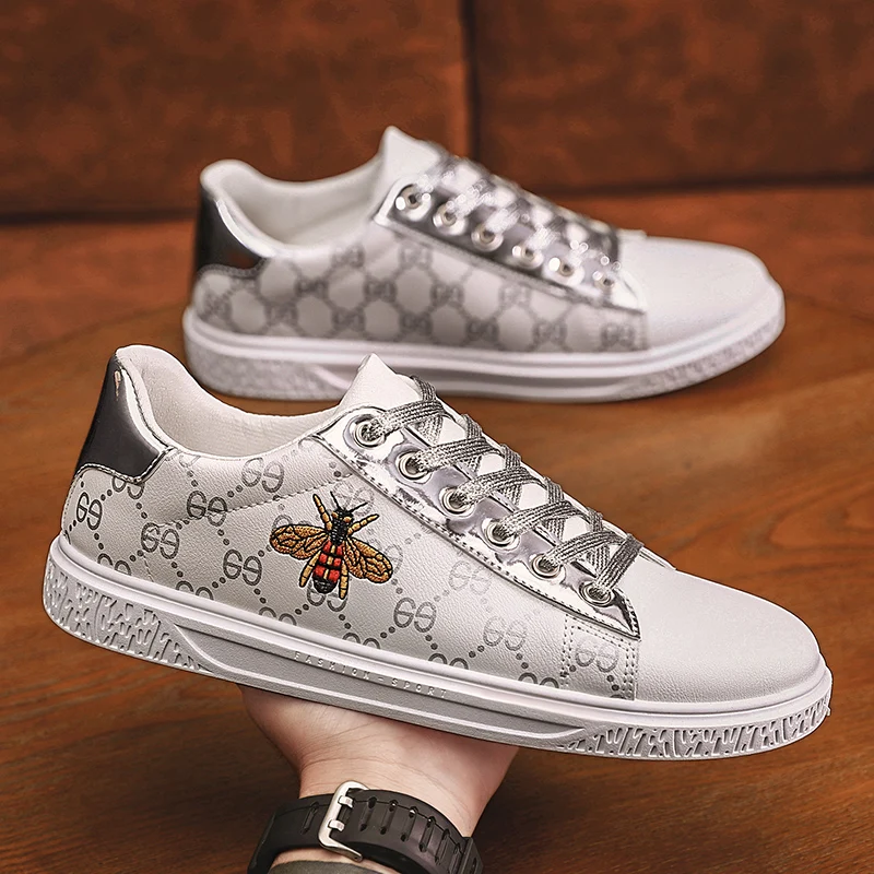 2021 fashion summer men's casual board shoes British small bee men's fashion show sports shoes
2021 fashion summer men's casual board shoes British small bee men's fashion show sports shoes